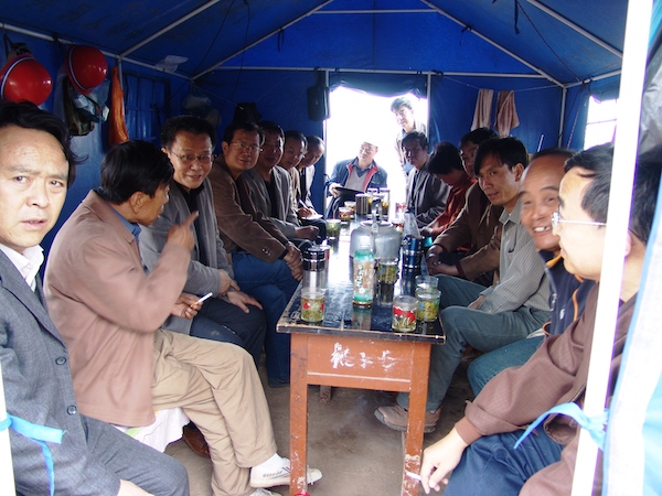 2006年发掘现场研讨会,当时的办公条件就是唯一一顶这样的帐篷。