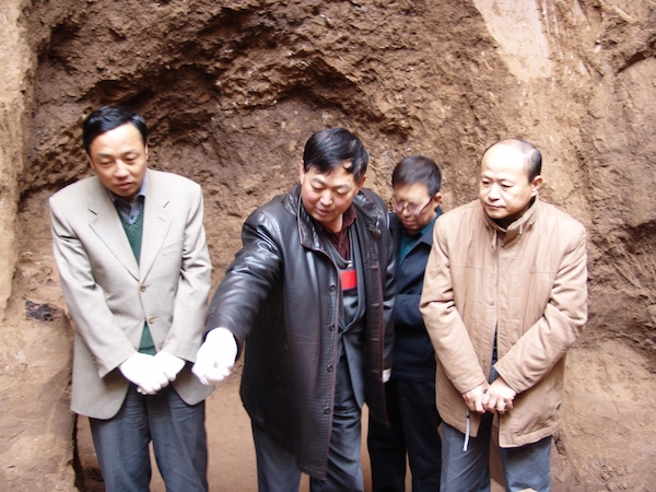 2006年11月时任国家文物局副局长童明康、甘肃省政府省长助理郝远调研马家塬考古工地