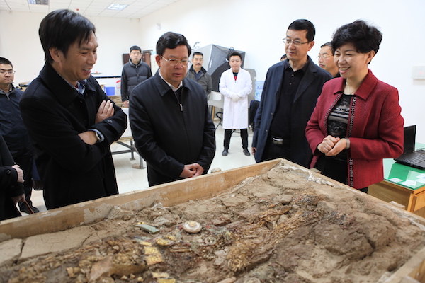 2014年11月时任甘肃省副省长夏红民视察马家塬室内考古工作