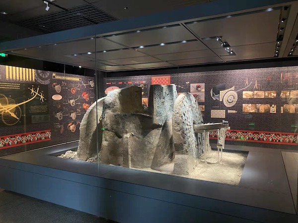 打包提取的M21墓葬内随葬的马车遗迹在甘肃省博物馆展出