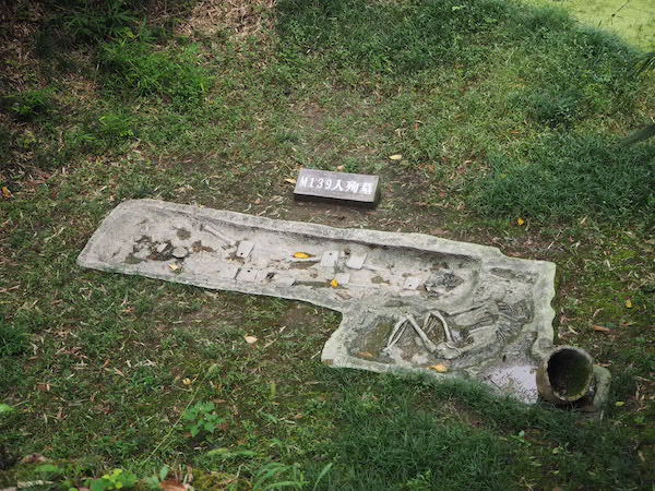 景区内根据考古发掘复制的M139人殉墓