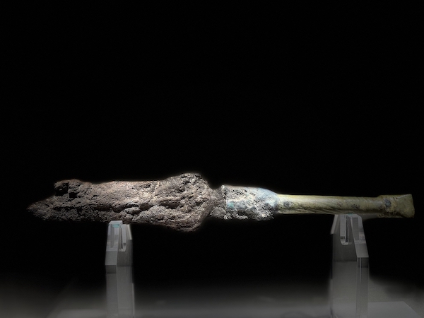 三门峡虢国博物馆展示的玉柄铁剑（复制品）