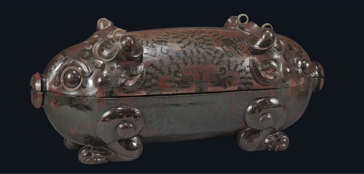 （图 III.1）漆酒具盒，战国晚期, 湖北天星观2号楚墓出土, 湖北省博物馆藏