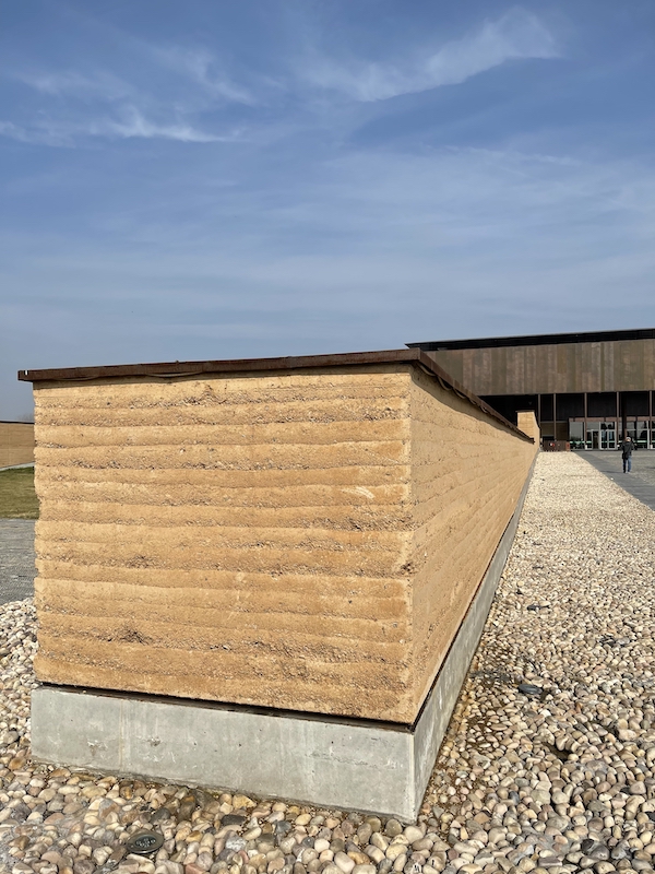 二里头夏都遗址博物馆外围的夯土墙