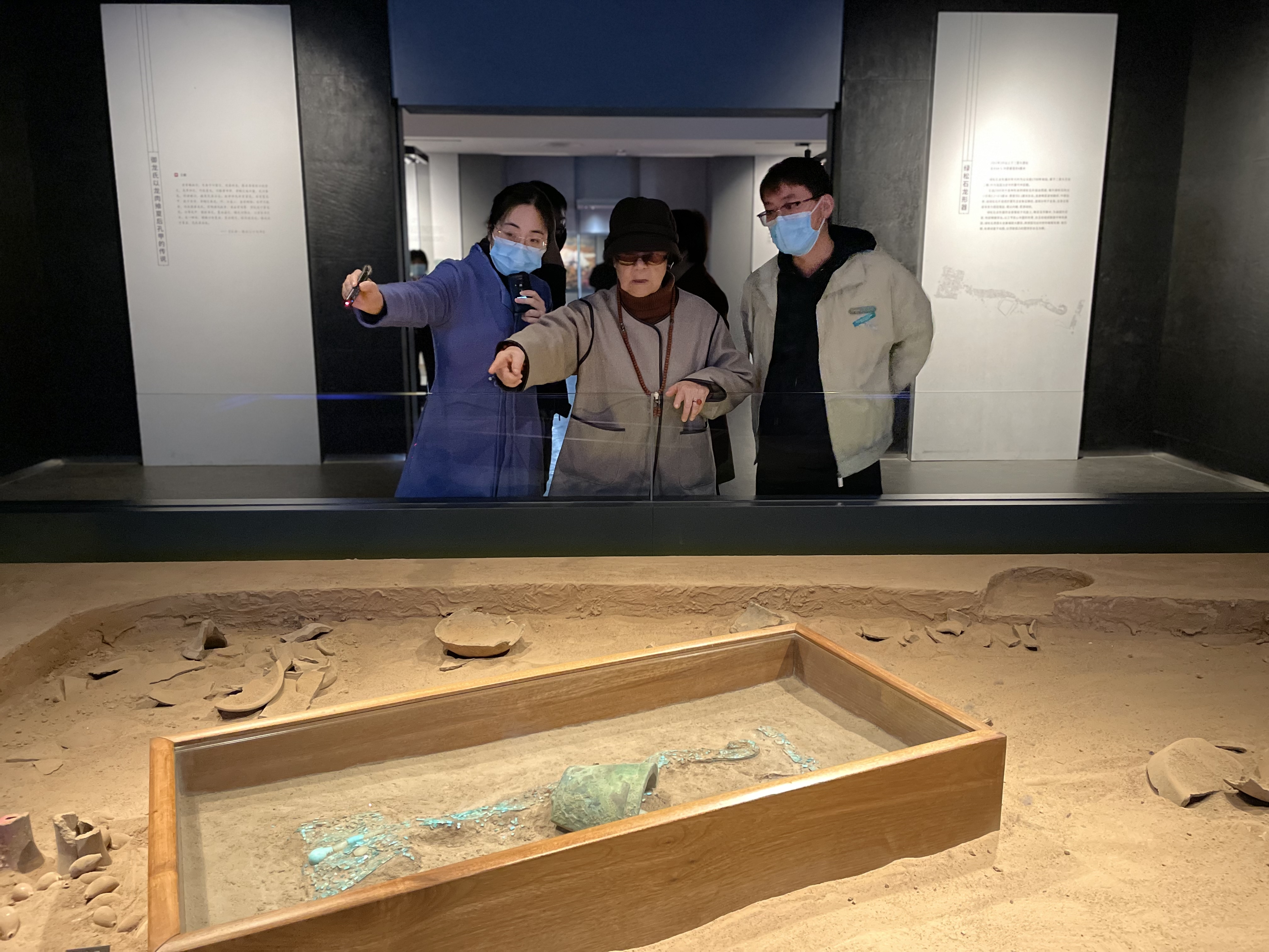 绿松石龙形器（复制品）展示现场