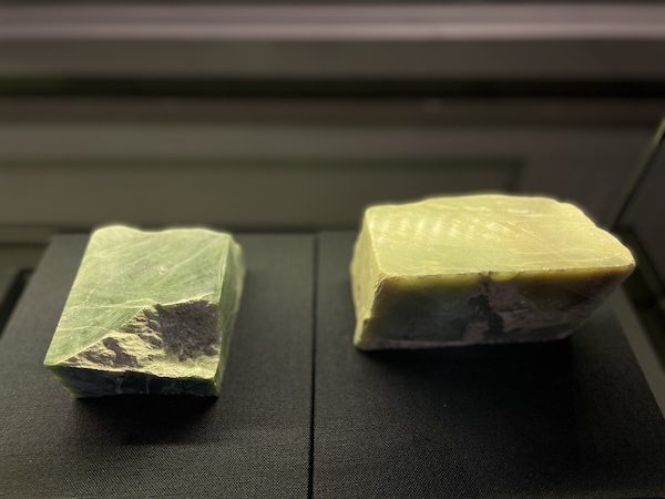 二里头夏都遗址博物馆展陈的闪石玉（和田玉类）