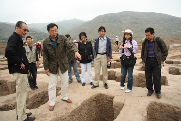 北京大学严文明教授、吉林大学朱泓教授参观指导发掘工作