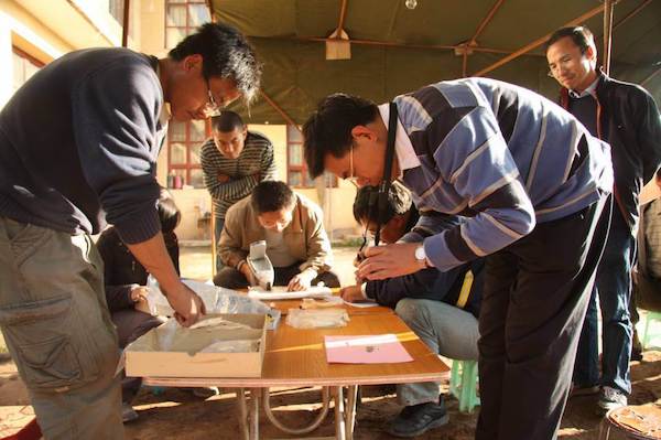 北京科技大学梅建军教授在发掘工地进行出土铜器的从现场检测