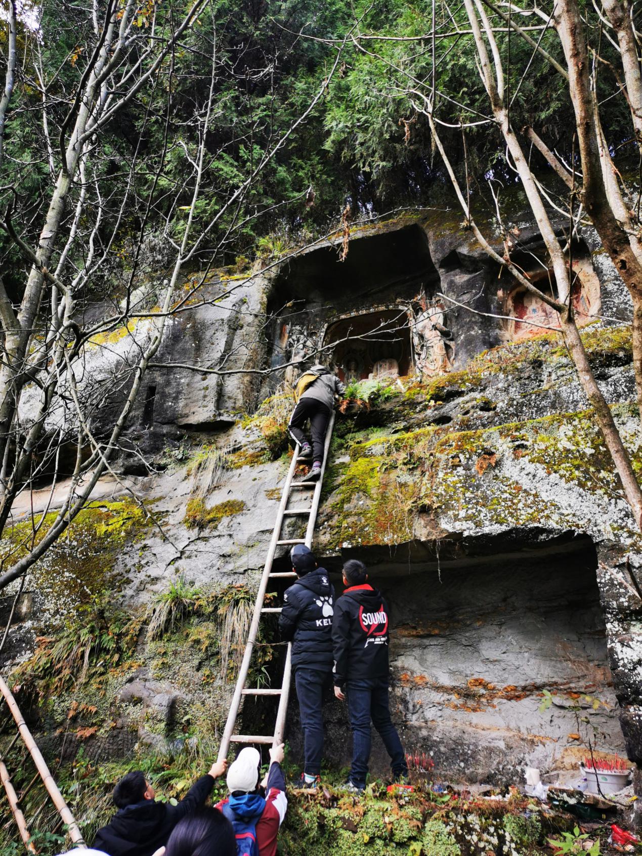国家文物局组织的各地石窟调查工作组现场调查