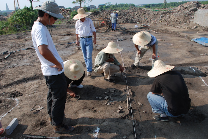 广富林遗址考古发掘场景，左一为工作中的黄翔