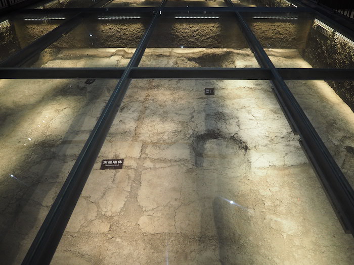 广富林考古遗址展示馆展示的整体切割、保护、移位的广富林文化房屋基址