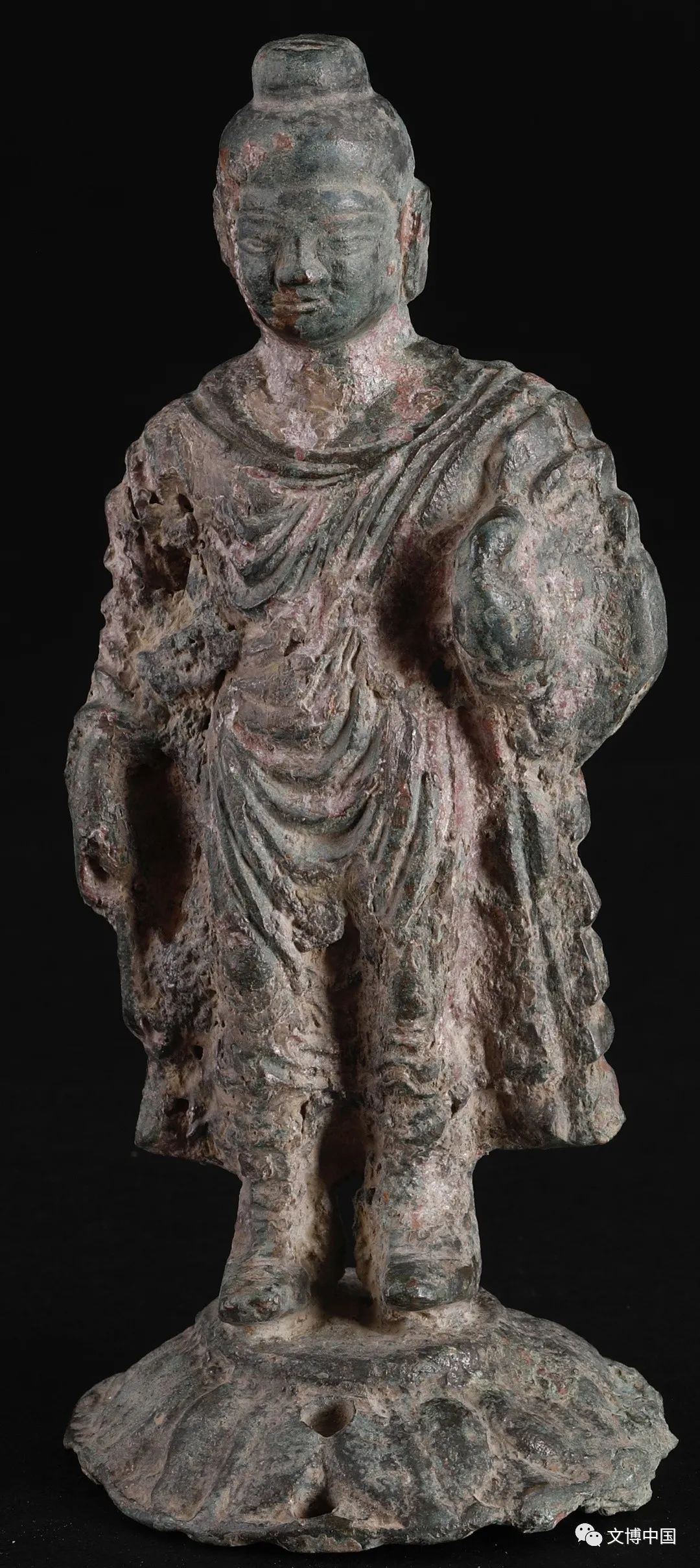 成任墓地M3015出土的金铜释迦牟尼立像（正面）