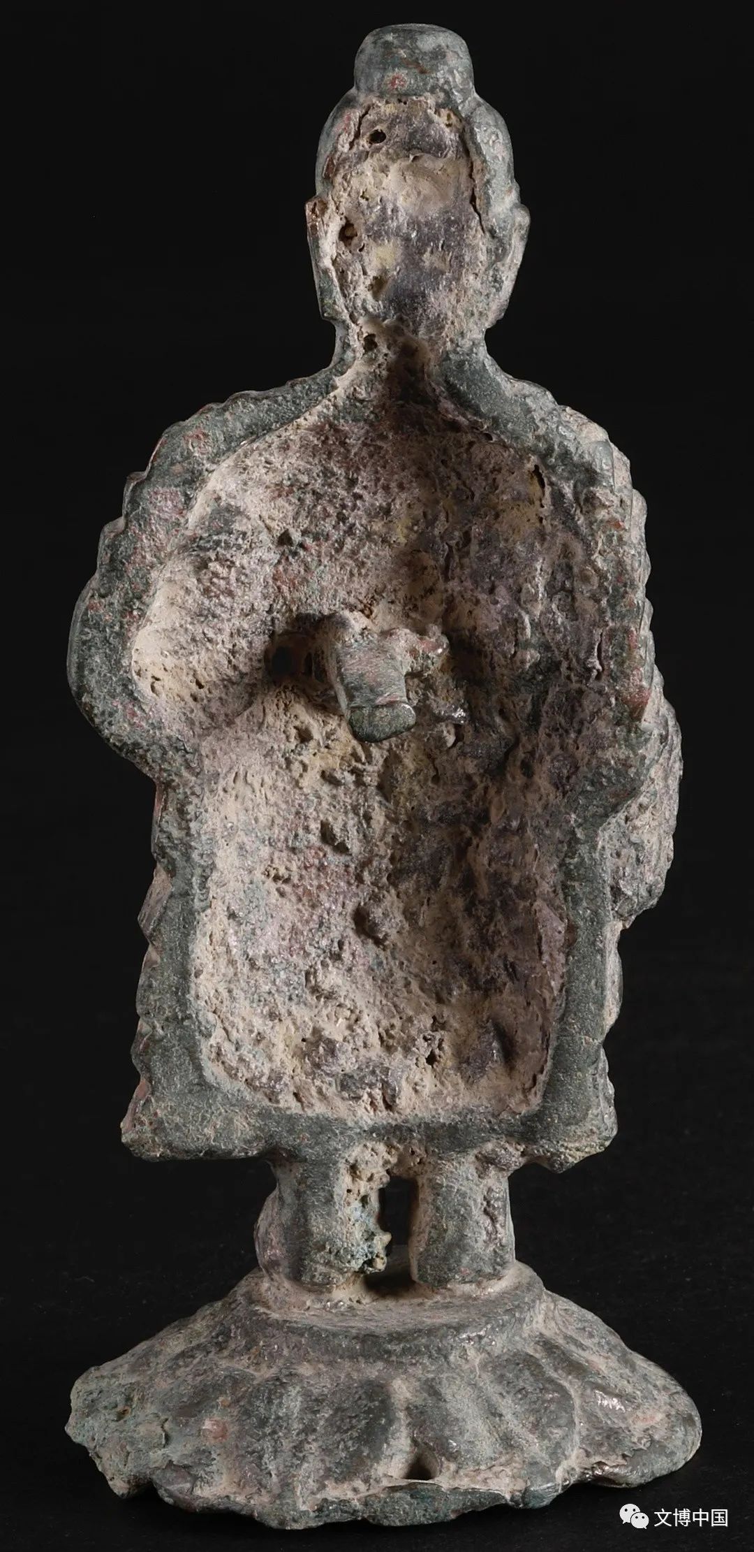成任墓地M3015出土的金铜释迦牟尼立像（背面）