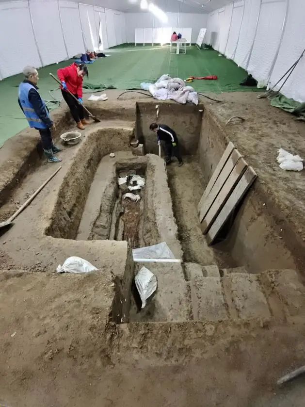 对西周早期墓葬采用反向发掘现场