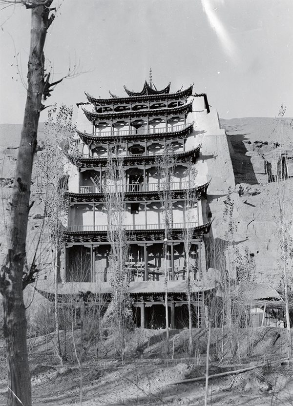 斯文·赫定于1934年11月5日拍摄的尚未竣工的莫高窟九层楼,这张照片很有可能是九层楼的第一张照片