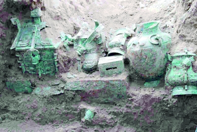2012年，宝鸡商周青铜器出土现场  澎湃新闻 资料