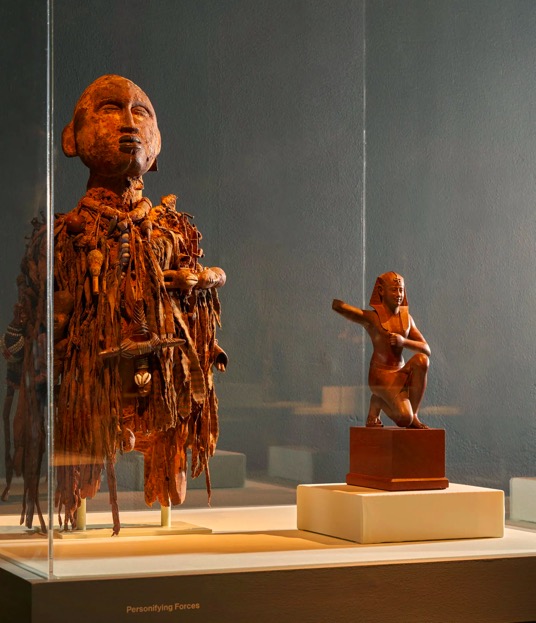 左: 19 世纪刚果艺术家作品“权力人物 (Nkisi)”;右:“跪着的人物”,埃及(约公元前 380-246 年),(摄影:Seth Caplan)