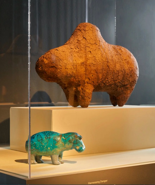 上：20世纪来自马里河马形状的物体；下：来自埃及的河马彩陶俑，约公元前1961—1878年。