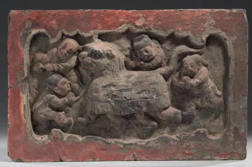 “社火”舞狮砖雕,金代(1115-1234),高23厘米,宽33厘米,厚4.5厘米,1981年山西省新绛县南范庄出土