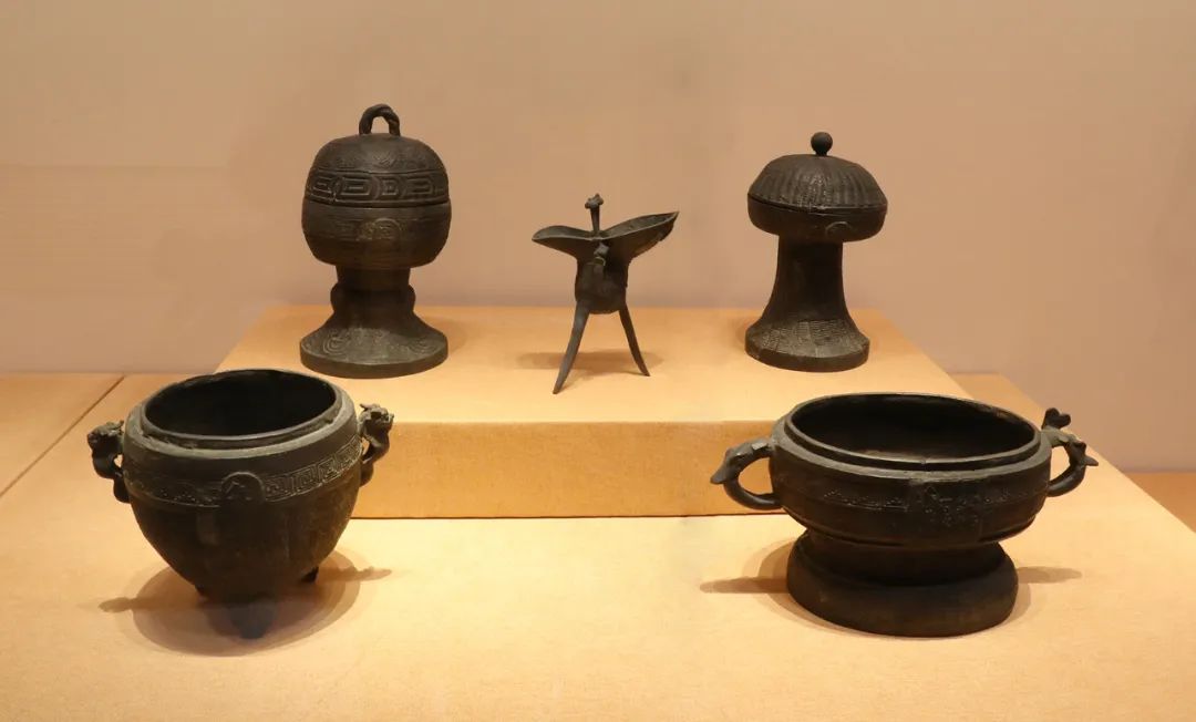 陶澍(shù)家祠礼器 ——湖湘宗祠之礼的体现 清道光六年(1826)征集 湖南省博物馆藏 笾:通高26厘米,口径15.8厘米 爵:通高22厘米,流长15.5厘米 豆:通高28.2厘米,口径10.9厘米,足径16厘米 铏:高17.9厘米,口径15.2厘米 簋:高15.9厘米,口径21.7×16.1厘米