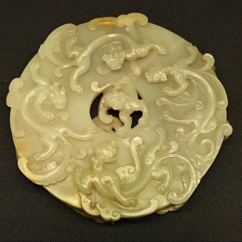 清 九螭纹玉璧