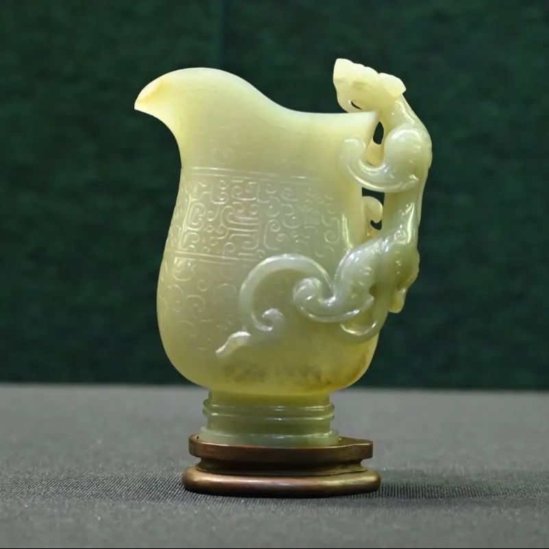 明 云纹螭耳玉觥