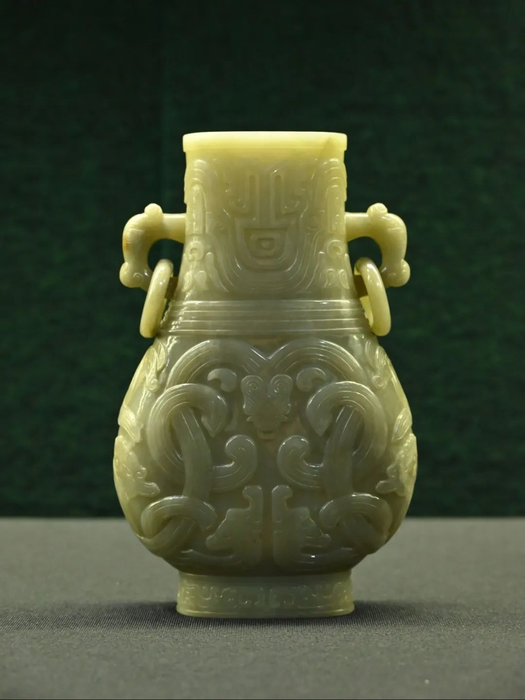 明 龙螭纹环耳玉壶