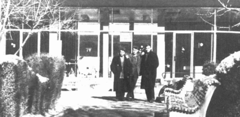 “德鲁日巴”咖啡店前合影,左起:B.费苏诺夫、瑞德维拉扎、B.沙波瓦洛夫,1963年,塔什干