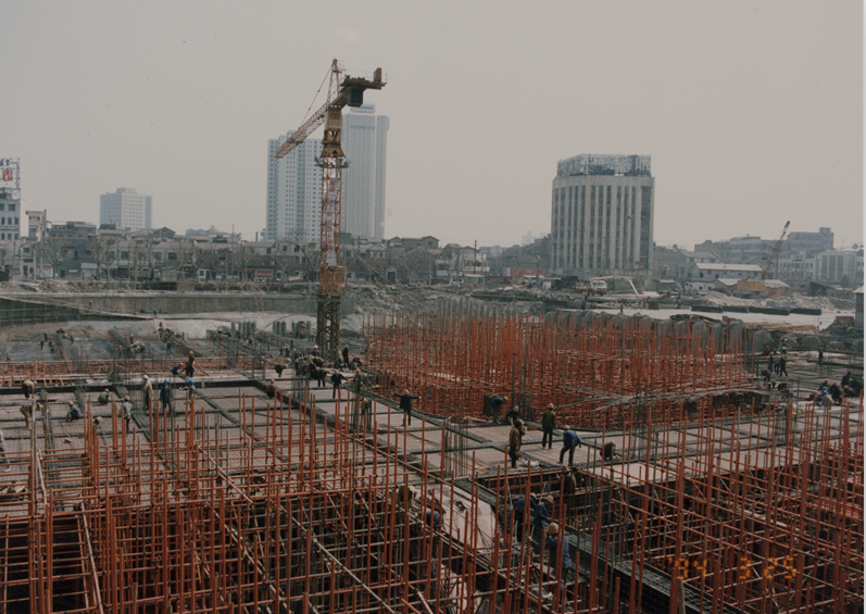 1994年,上海博物馆人民广场馆舍的建设工地