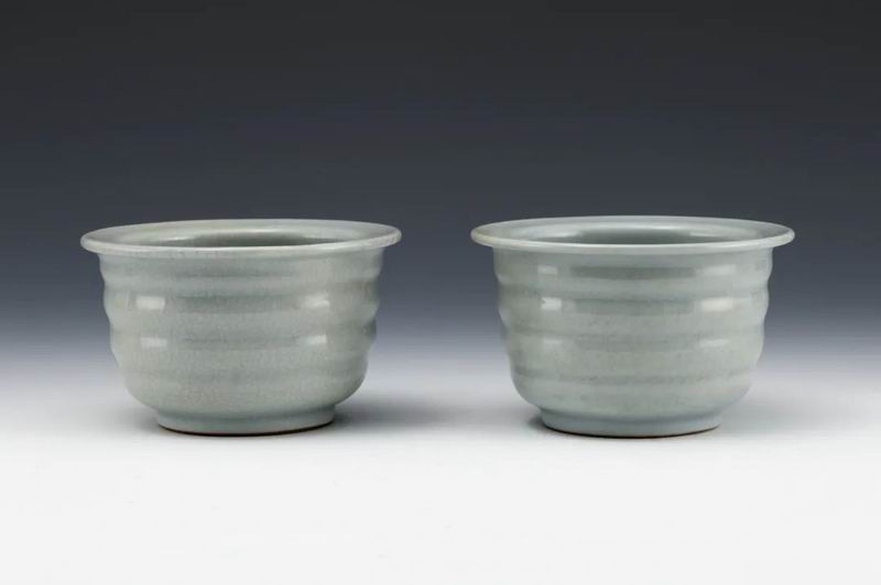 清 雍正 景德镇窑仿汝釉弦纹花盆(一对),胡惠春、王华云 1950年捐赠