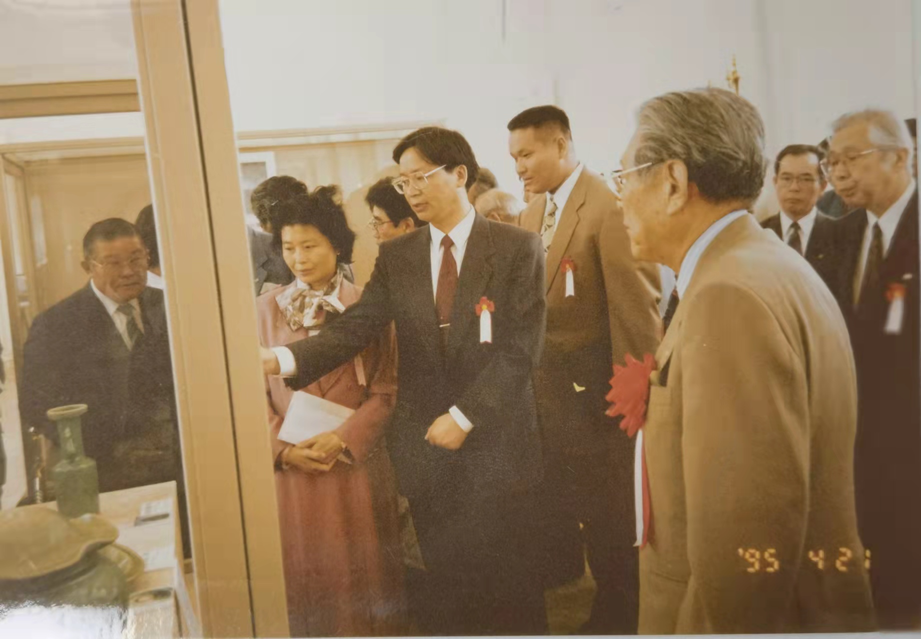 1995年,日本佐贺有田上海博物馆陶瓷展开幕,陆明华为来宾讲解。