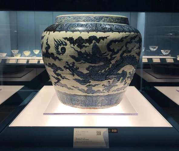 “灼烁重现:十五世纪中期景德镇瓷器大展”展览现场 青花云龙纹大罐 上海博物馆藏