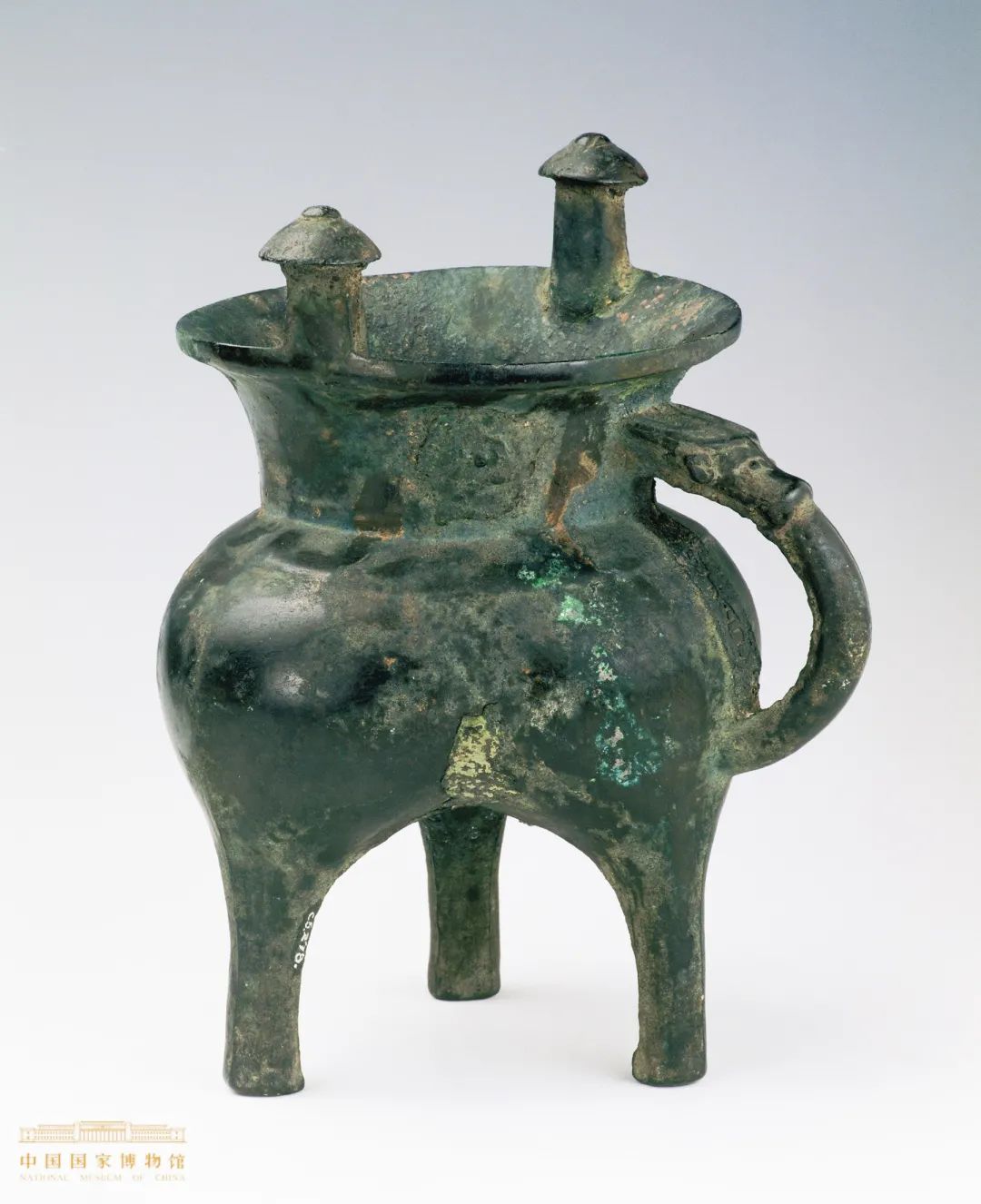 青铜爵 商(约公元前16-前11世纪) 1950年河南安阳武官村出土 高20厘米,长18.5厘米
