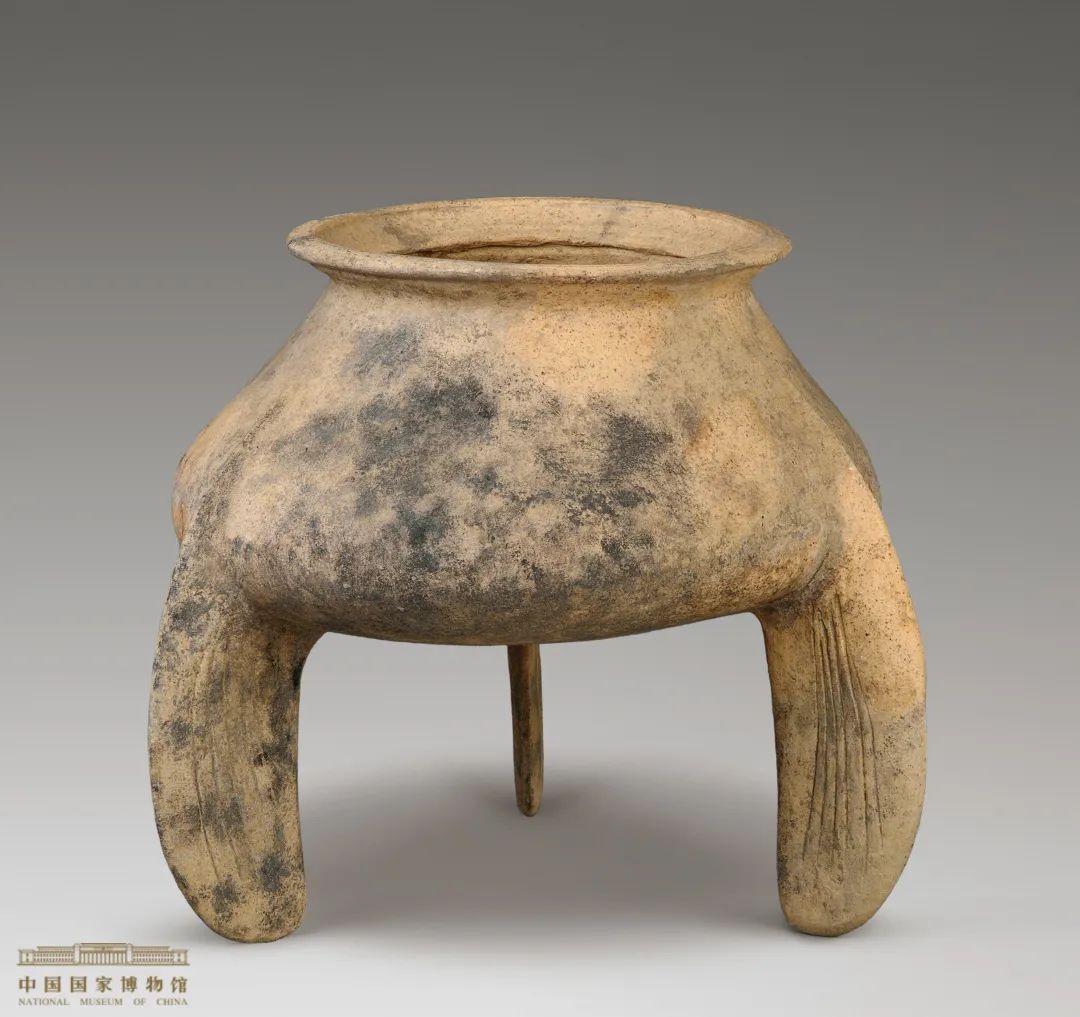 三足锡火锅 清(1616-1911年) 通高14.3厘米,口径19.3厘米