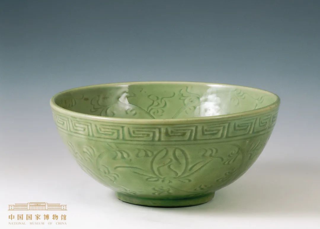 青花缠枝花纹菱花口盘 明(1368-1644年)