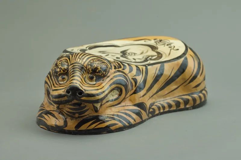 黄地黑彩雁衔芦苇纹虎枕  金（1115-1234） 上海博物馆藏