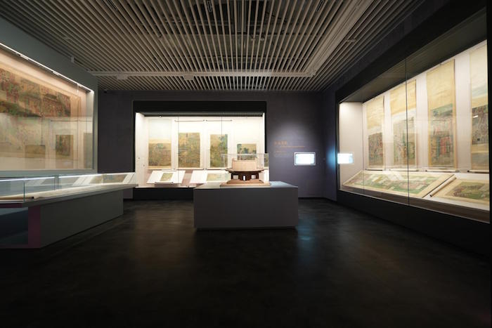 展厅现场,壁画与建筑模型