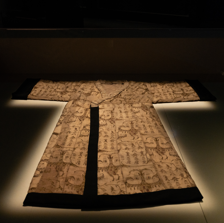 凤鸟花卉纹锦袍（复制品）战国 荆州博物馆