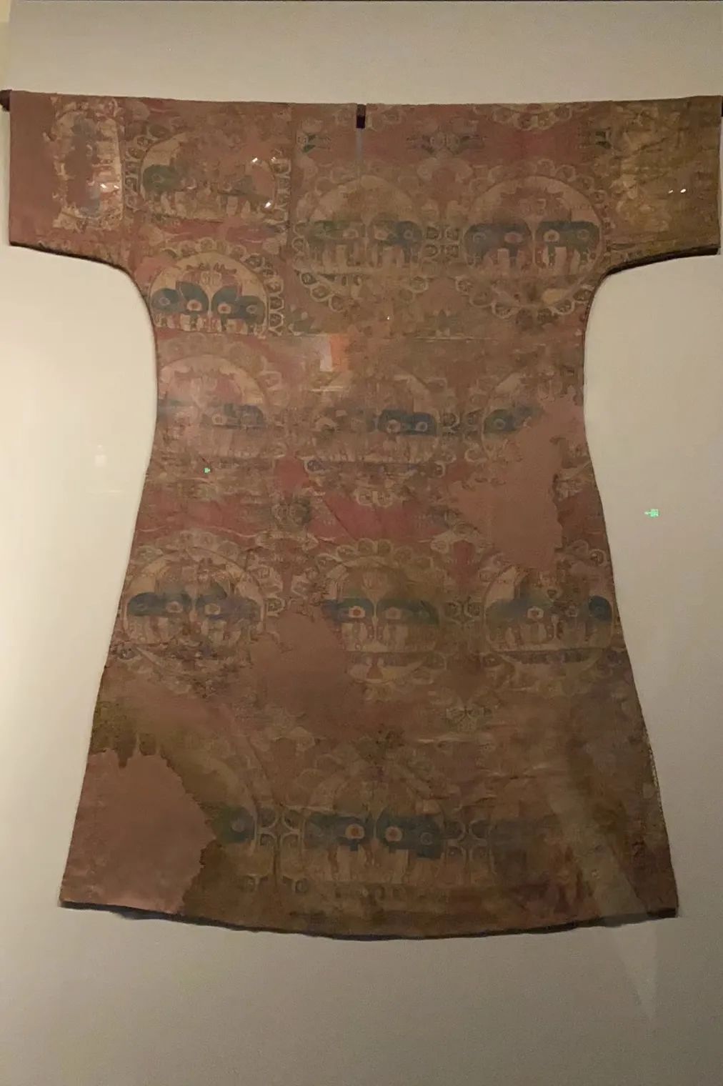 红地瓣窠对马锦衣 唐 中国丝绸博物馆