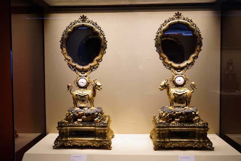 故宫原状陈列照片中的钟表也在本次展览中呈现
