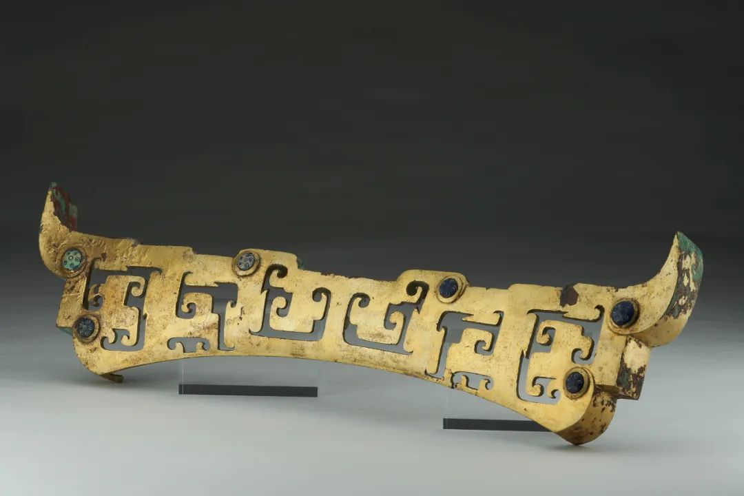 嵌眼纹玻璃鎏金铜饰,战国,公元前 475- 前 221 年,甘肃省庄浪县朱店镇吴家沟遗址出土,庄浪县博物馆藏