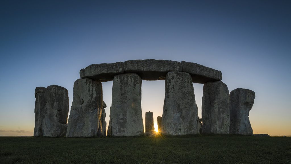 日落时分的巨石阵 ©英国遗产