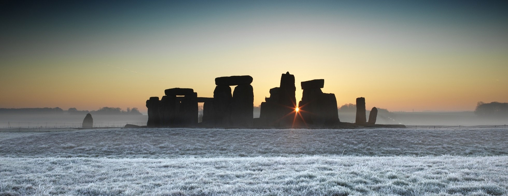 日出时分的巨石阵。©英国遗产