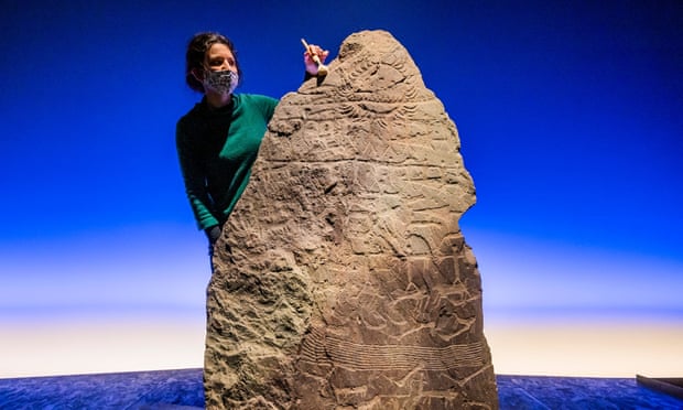 展览现场,一块公元前2500年来自意大利的石雕。
