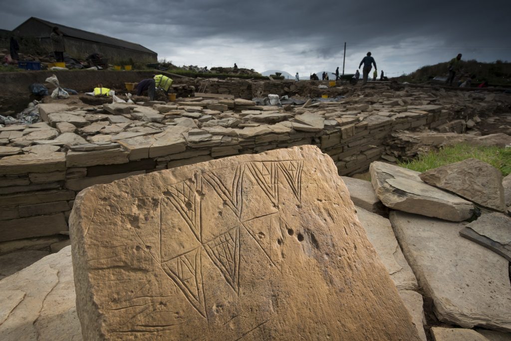 苏格兰北部奥克尼的尼斯布罗德加(Brodgar)新石器时代定居地点出土有装饰的石头。© Jim Richardson