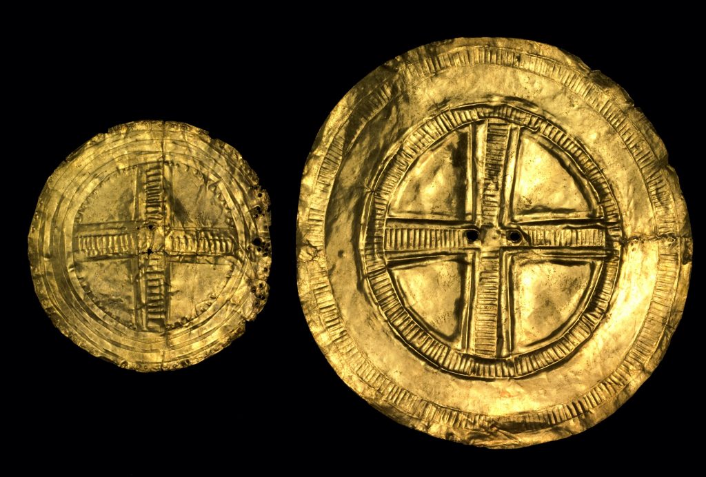 设计有太阳十字的装饰金盘,约公元前2500-2000年,爱尔兰
