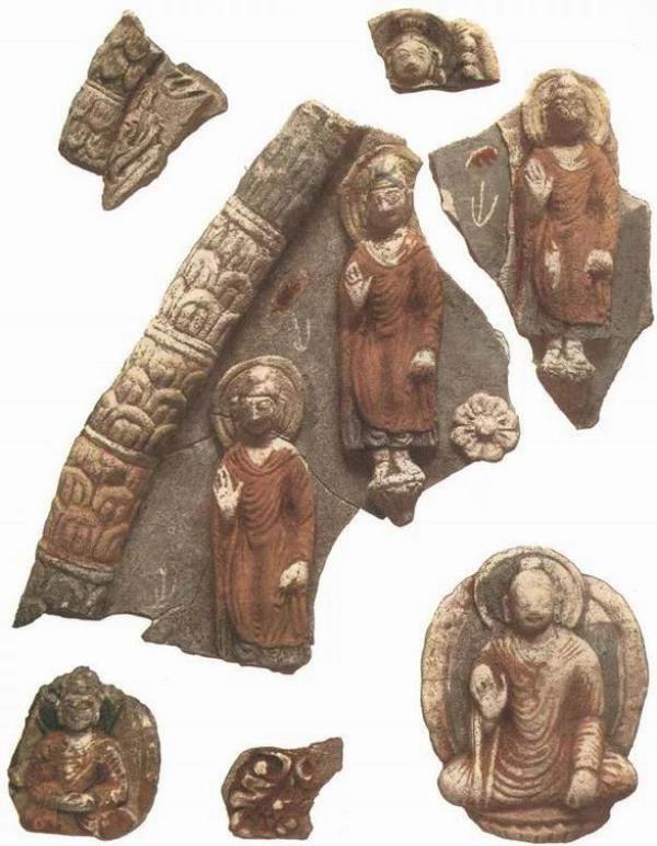 丹丹威里克佛寺遗址出土，泥塑浮雕墙体装饰残片（《古代和阗考》图）
