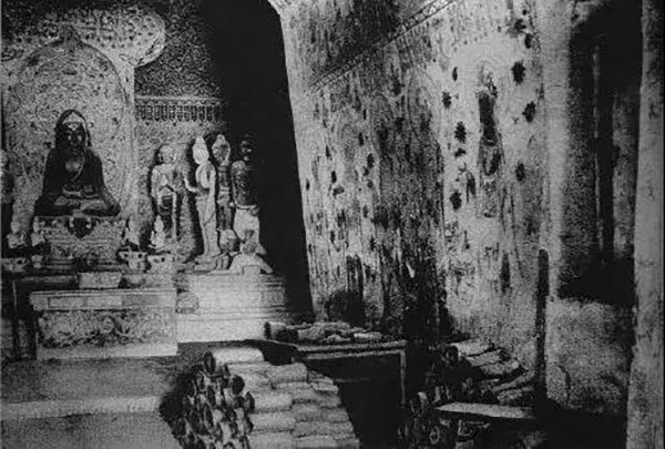 斯坦因于1907年拍摄,藏经洞前摆放的经卷和文物