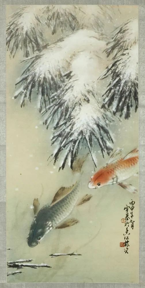 胡宇基(1927—),《鲤鱼戏于雪松下》1956,立轴,纸本设色
