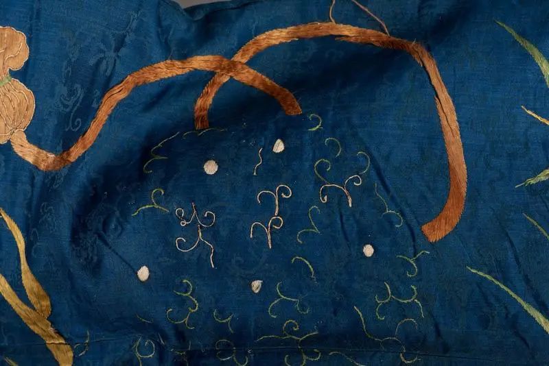 《雪持竹纹样小袖》(局部)日本,1700-1800 丝绸刺绣